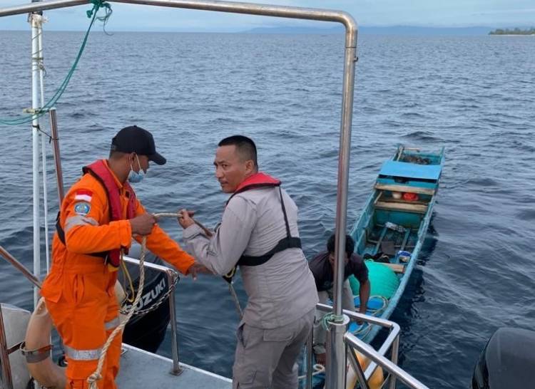 Bakamla RI Berhasil Evakuasi Longboat Rusak Mesin di Perairan Tanjung Burang