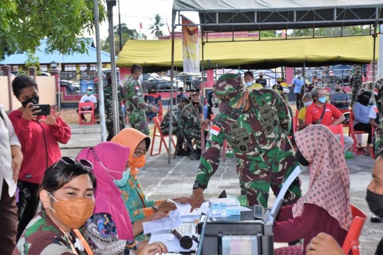 Pangdam XVII/Cenderawasih Tinjau Langsung Serbuan Vaksinasi di Kabupaten Keerom