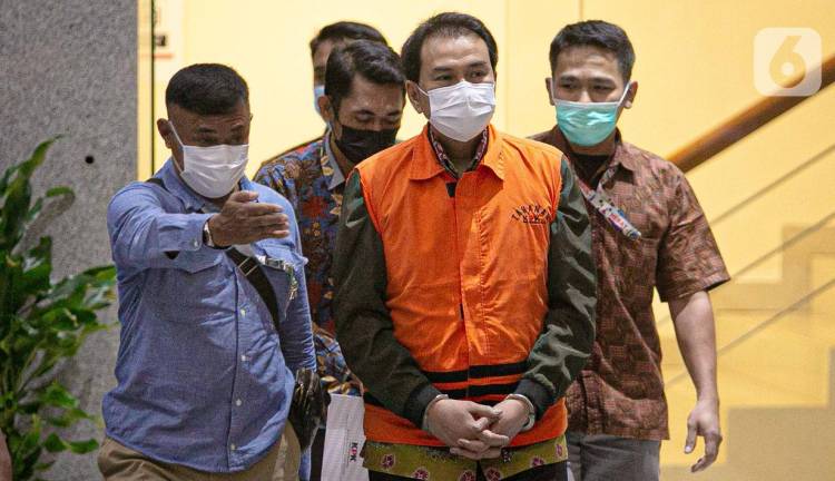 Pakai Rompi Oranye-Diborgol, Wakil Ketua DPR RI Azis Syamsuddin Ditahan KPK