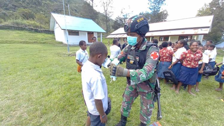 Cegah Penyebaran Covid-19, Satgas TNI Laksanakan Sosialisasi dan Bagikan Masker kepada Siswa