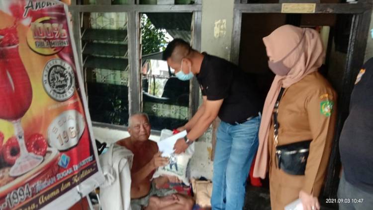 Berjalan Kaki, Ketua Pewarta Serahkan Santunan dan Beras kepada Kaum Duafa