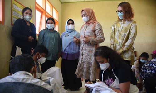 Nawal Lubis Kagum Melihat Anak-anak Difabel Membatik, Puji Keterampilan Siswa SLB Negeri Dolok Sanggul