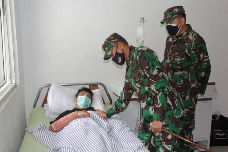 Pangdam XVII/Cenderawasih Jenguk Nakes Korban Kekejaman KST Kiwirok di RS Marthen Indey
