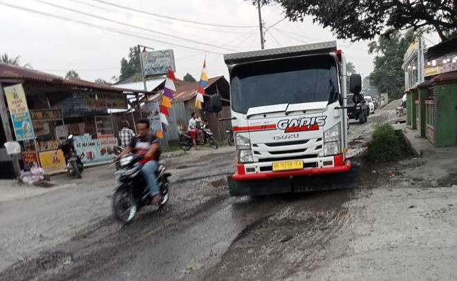 Warga Klambir Lima Minta Perhatian Pemerintah, Mohon Perbaiki Jalan Berlubang Rawan Kecelakaan
