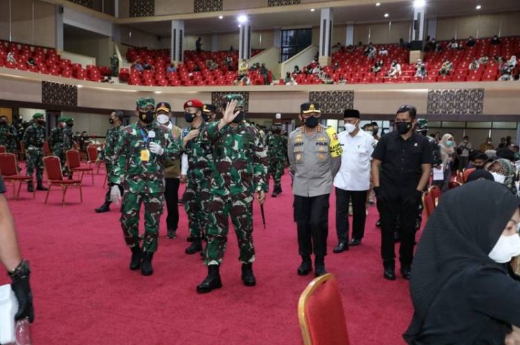 Panglima TNI Tinjau Serbuan Vaksinasi di UNP Sumbar, Tetap Disiplin Laksanakan Prokes