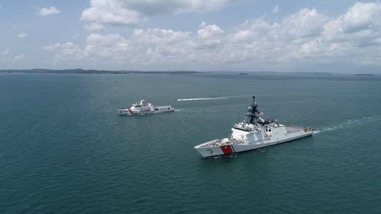 KN Pulau Dana-323 Bakamla RI Passing Exercise Bersama USCGC Munro&ndash;755