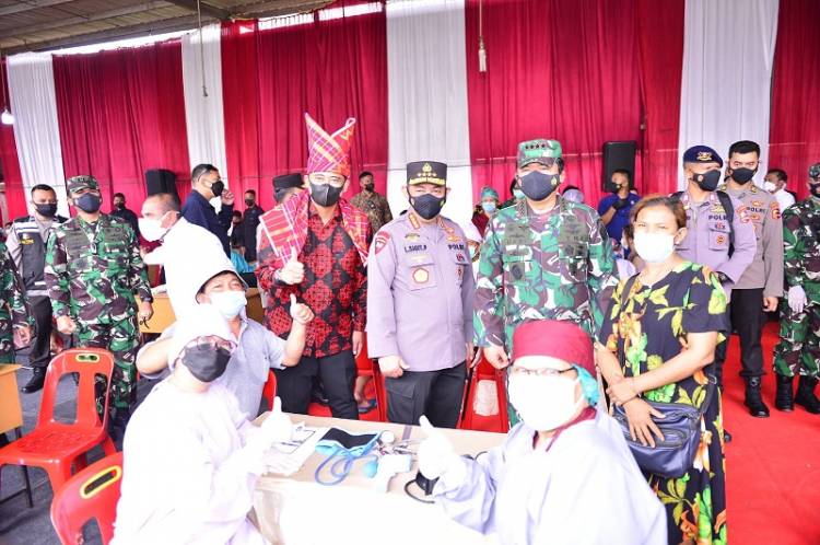 Ini Kata Kapolri Saat Cek Vaksinasi di Pasar Induk Medan Bersama Panglima TNI