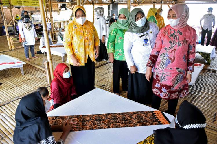Nawal Ajak Pembatik Desa Pematang Johar Terus Berinovasi, Potensi Jadi Produk Unggulan Daerah