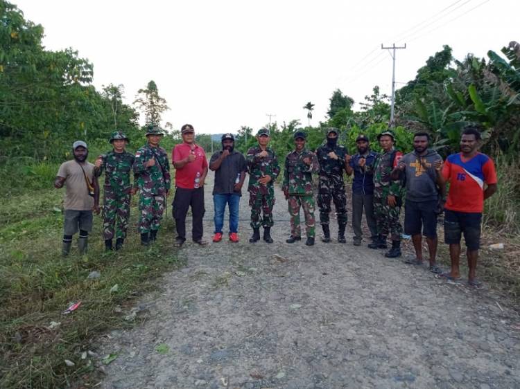 Satgas TNI Bersama Aparat Desa dan Masyarakat Kampung Burmeso Papua Laksanakan Kerja Bakti
