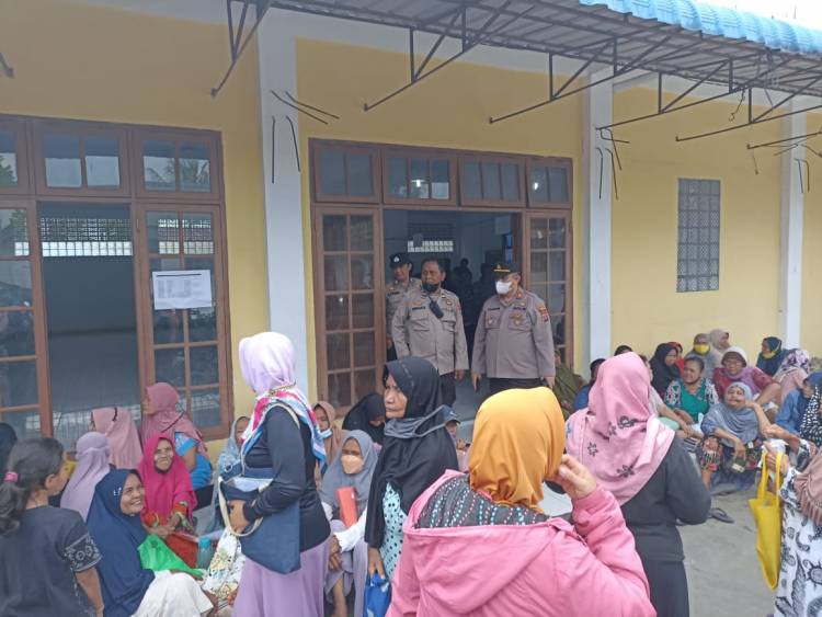Polsek Medan Area Bersama Koramil Kawal Pembagian Bansos Sembako dan BBM Kepada Warga Kurang Mampu 