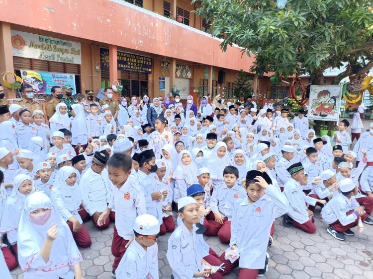 Sambut HKGN 2022, Siswa SD Muhammadiyah 36 Medan Sikat Gigi Massal 