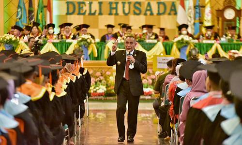 Hadiri Wisuda Institut Deli Husada Delitua, Edy Rahmayadi Ingatkan Kebutuhan dan Persaingan Tenaga Kesehatan Semakin Tinggi