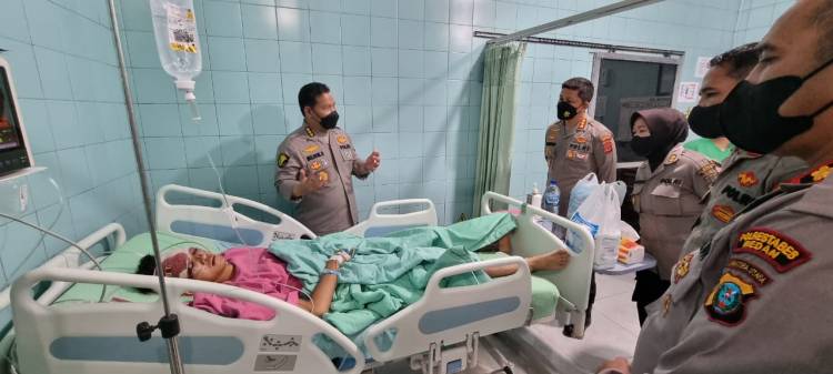 Jenguk Anggota yang Sakit, Kapolrestabes Medan Beri Tali Asih dan Santunan 