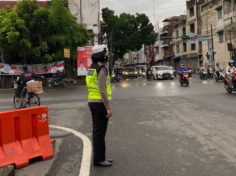 Polrestabes Medan Pantau dan Atur Lalin di Pagi Hari