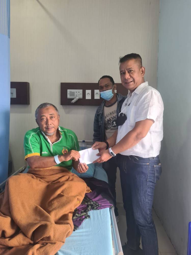 Ketua Pewarta Jenguk Redaktur Harian Medan Pos dan Pengurus PWI Sumut di RS Royal Prima