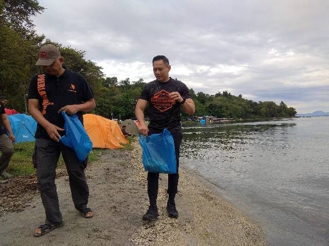AHY Bersama Ratusan Peserta Jambore Bersihkan Sampah di Pinggir Danau Toba
