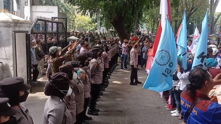 Dikawal Polisi, Demo Buruh Tolak Kenaikan BBM  Berakhir Kondusif di Medan 