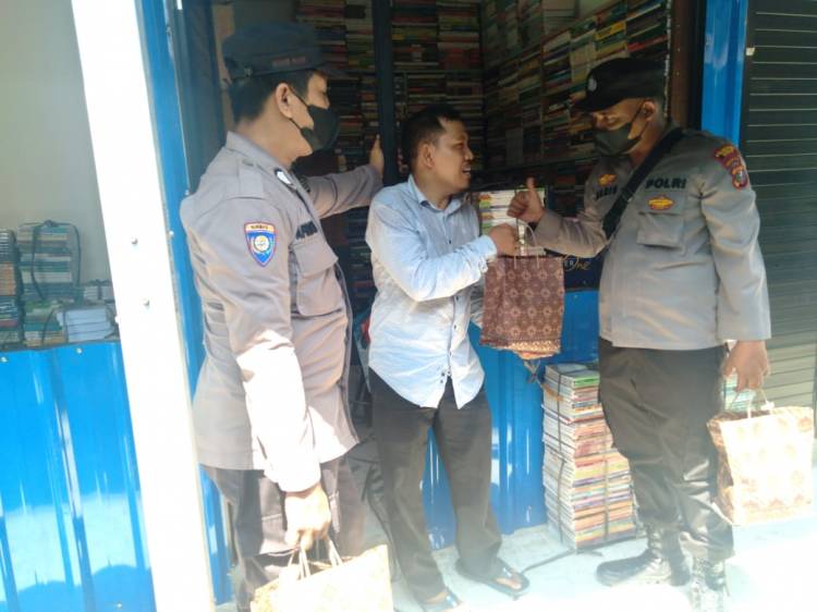 Terdampak BBM, Polrestabes Medan Saluran Bantuan Paket Bansos dari Bank Aceh Kepada Penjual Buku Bekas 