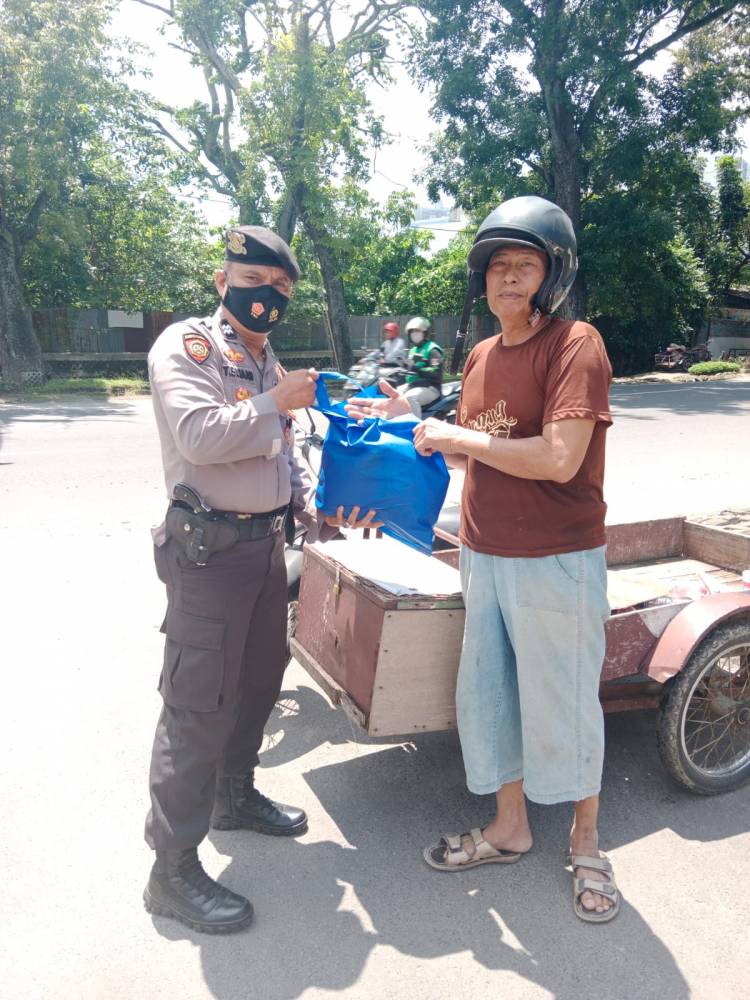Jumat Barokah, Sat Samapta Polrestabes Medan Bagi Sembako Kepada Warga Kurang Mampu 