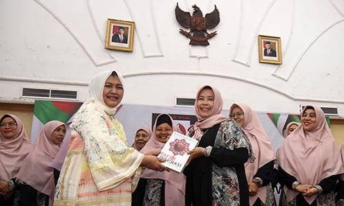 Kukuhkan Majelis Taklim Niswa El Gontoria Medan, Nawal Lubis Harapkan Tetap Teladani Istri Rasul