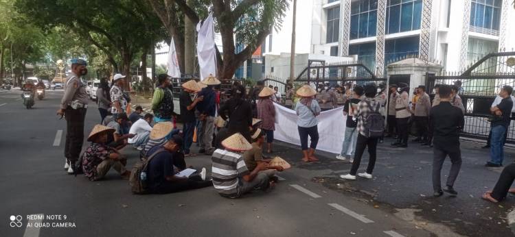  Polisi Gelar PAM Unjuk Rasa Terkait Permasalahan Agraria di DPRD Sumut