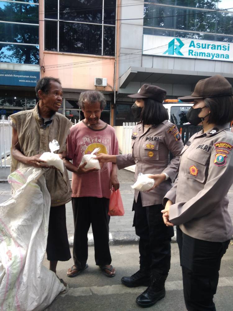 Bentuk Rasa Solidaritas, Polwan Polrestabes  Bagi Sembako Kepada Warga Kurang Mampu di Medan 