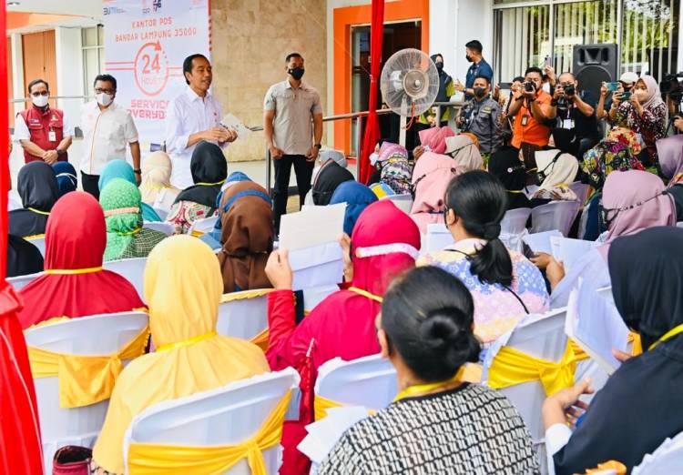 Presiden Jokowi Pantau Langsung Pembagian BLT BBM di Lampung