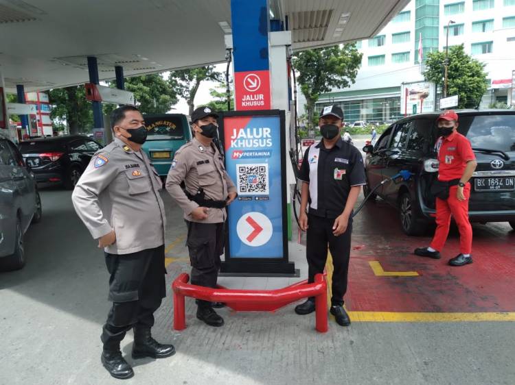 Wacana Kenaikan BBM, Polrestabes Edukasi Pekerja SPBU di Jalan Merak Jingga 