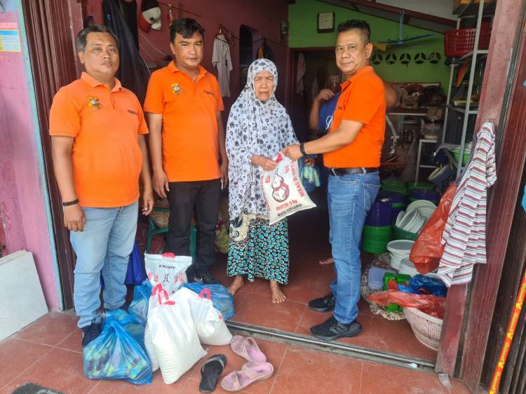 Jumat Barokah,  Pewarta Salurkan Paket Sembako Kepada Puluhan Warga Kurang Mampu Terdampak Kenaikan BBM