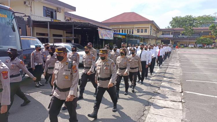 Anggota Polrestabes Medan Latihan Baris Berbaris