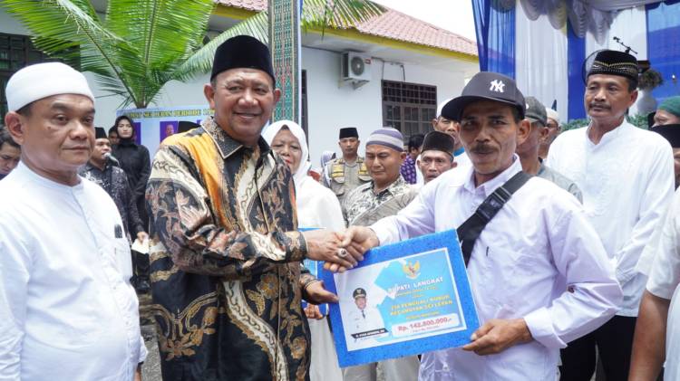 Kembali Gelontorkan Bansos, Plt Bupati Langkat Terima Kasih Atas Pengabdian Bilal Mayit dan Penggali Kubur