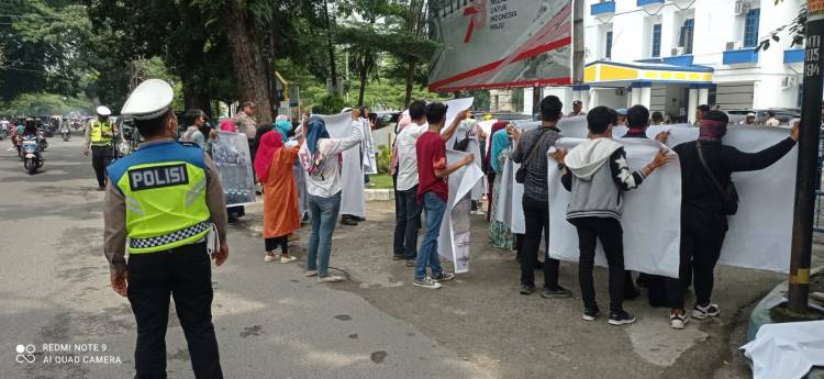 Polisi Kawal Aksi Massa Geruduk Kantor Balai Wilayah Sungai Sumut di Jalan AH Nasution Medan