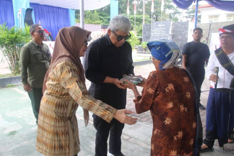 Konsisten Lestarikan Budaya Simalungun, dr Susanti dan Erizal Ginting Diberi Dayok Binatur di Simulasi Sendratari Warna Simalungun