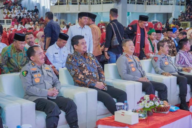 Walikota Medan Dampingi Wakapolri Serahkan 5.000 Paket Sembako kepada Komunitas Masyarakat Sumut