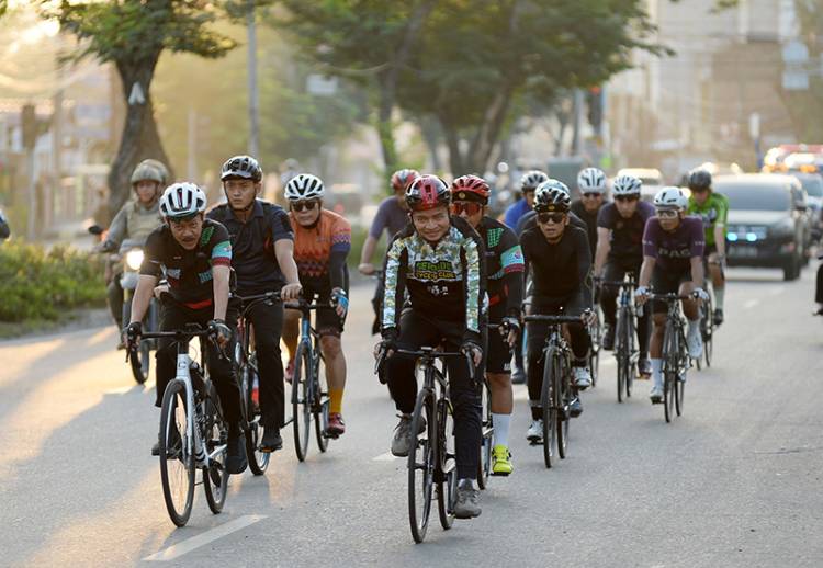Gowes Keliling Kota, Pj Gubernur Sumut Sapa Masyarakat