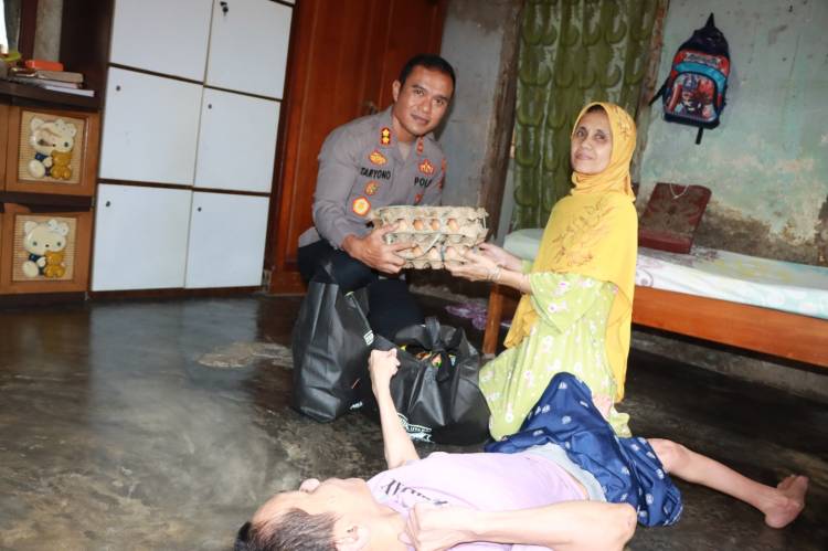 Kapolres Sibolga Bantu Warga yang Mengalami Gangguan Kesehatan