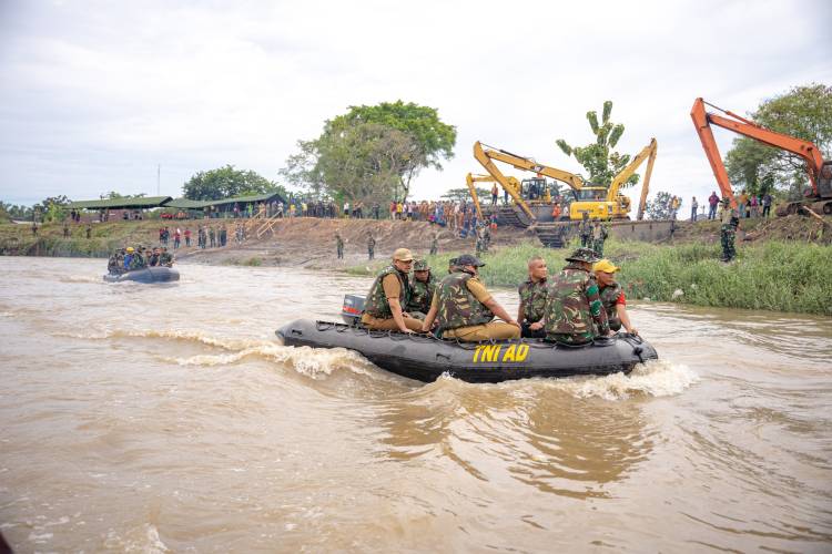 Tinjau Lokasi Gotong Royong, Walikota Medan Bersama Pangdam I/BB Susuri Sungai Deli