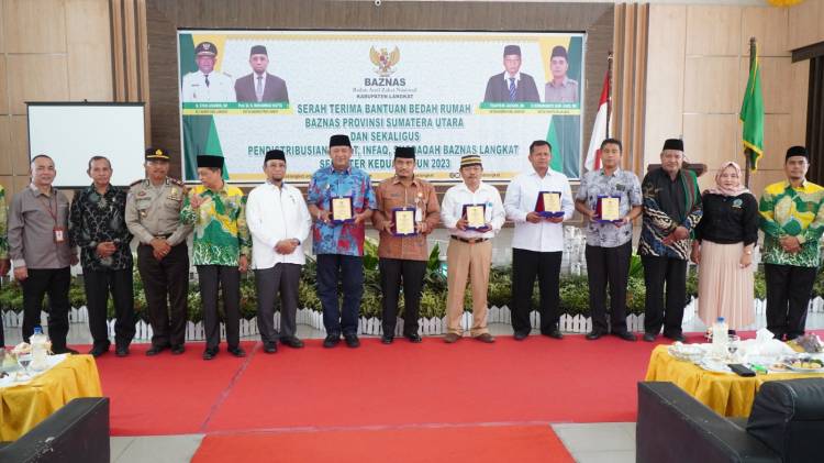 Syah Afandin Terima Penghargaan Tokoh Peduli Zakat Baznas Langkat