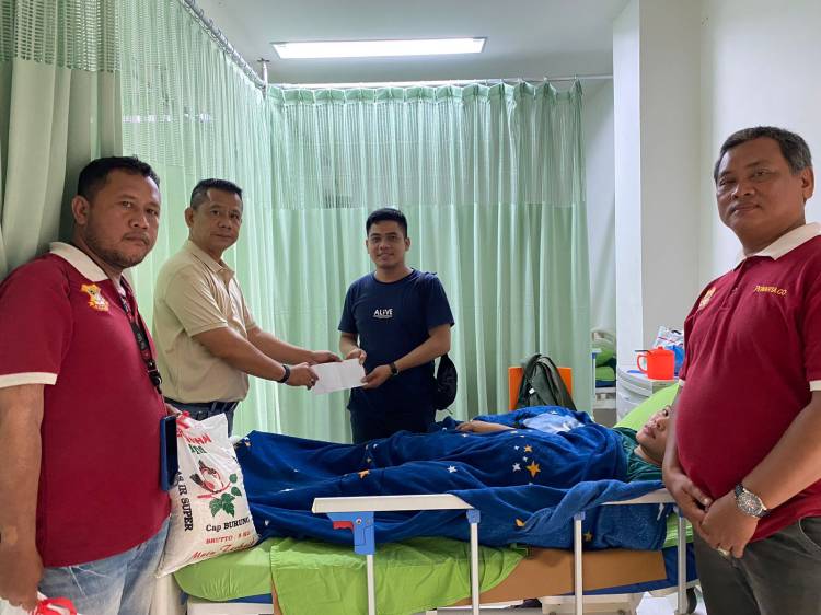 Ketua Pewarta Jenguk dan Bantu Isteri Wartawan yang Dirawat di Rumah Sakit