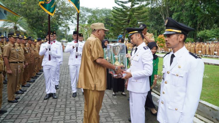 Plt Bupati Langkat Serahkan Penghargaan Tunggul Terbaik Kecamatan dan Kelurahan 2023