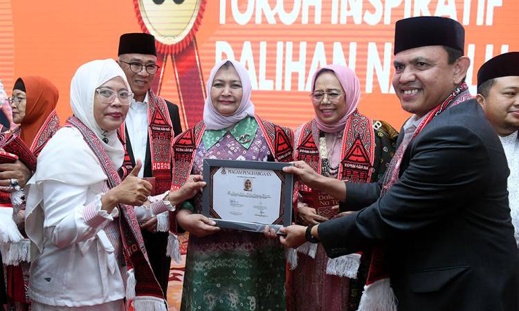 Nawal Lubis Dinobatkan sebagai Tokoh Inspiratif Dalihan Na Tolu