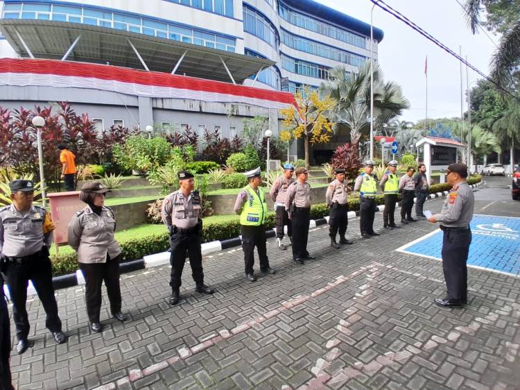 Polisi Kawal  Rapat Paripurna DPRD Kota Medan