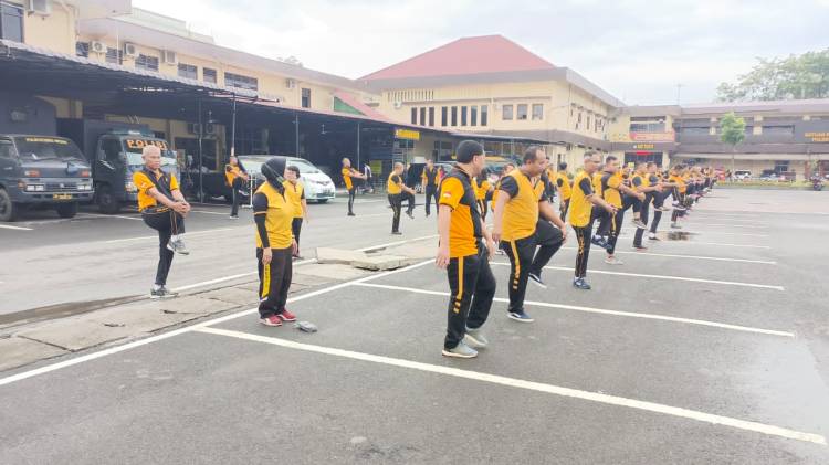 Tingkatkan Imun, Anggota Polrestabes Medan Olahraga Bersama