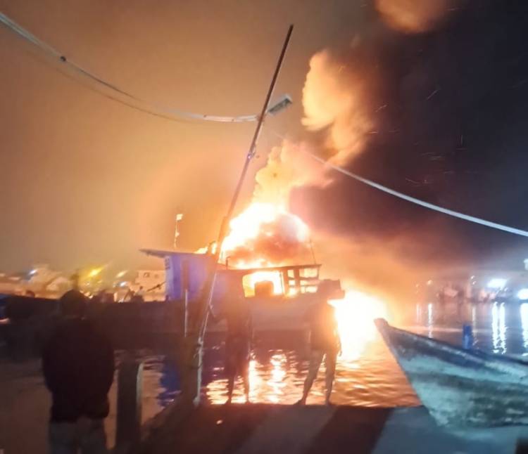 Satu Unit Kapal Nelayan di Belawan Terbakar