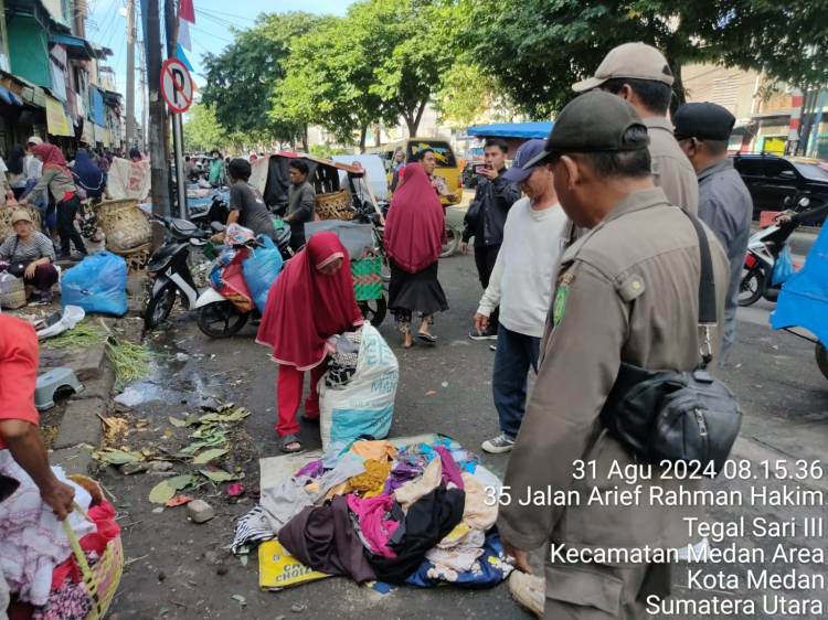 Satpol PP Kota Medan Tertibkan PKL di Jalan AR Hakim