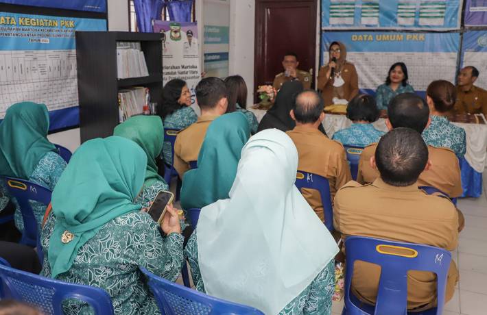 Walikota Pematangsiantar Serahkan Fasilitas Aplikasi PKK dan Bahan Perlengkapan Lomba PKK ke Kelurahan Martoba