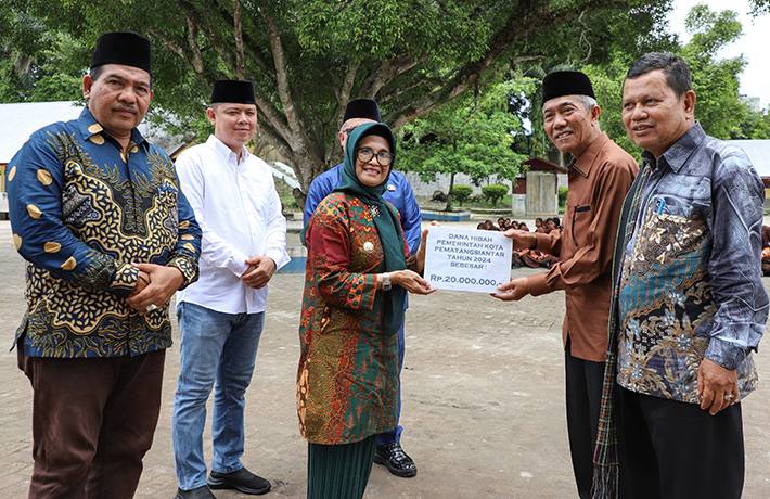Walikota Pematangsiantar Serahkan Dana Hibah untuk Musholla SMPN 2