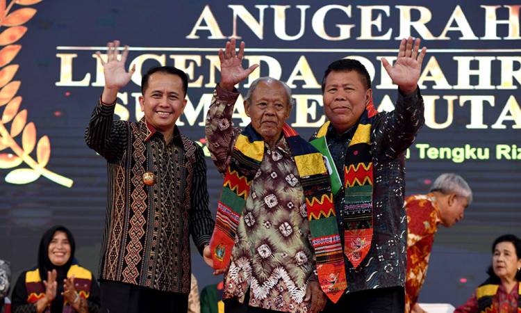 Pj Gubernur Beri Penghargaan kepada Para Legenda Olahraga Sumut