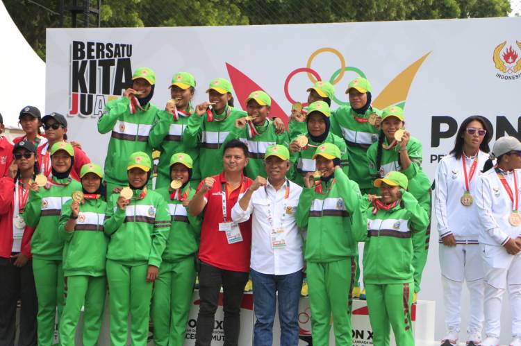 Tim Putra-putri Kriket PON Sumut Raih Medali Emas Super Six