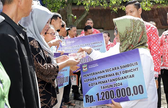Hari Kedua Penyaluran, Walikota Pematang siantar Serahkan DBH-CHT kepada Masyarakat dari 8 Kecamatan